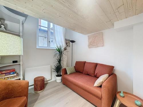 un salon avec un canapé et une table dans l'établissement Fleurie - Anse Centre - Chambre et Salle de bain WC privée - Cuisine partagée, à Anse