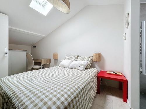 une chambre avec un lit et une table rouge dans l'établissement Saint-Amour - Anse Centre - Chambre et Salle de bain WC privée - Cuisine partagée, à Anse