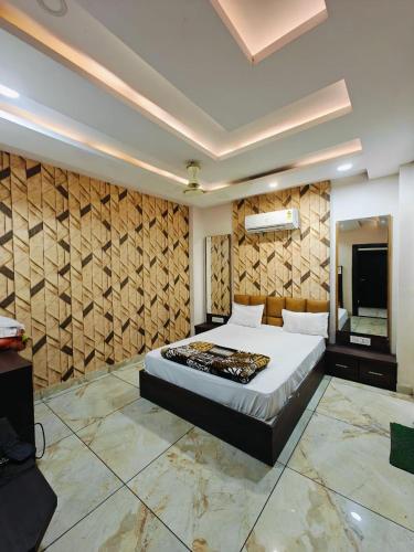 Ένα ή περισσότερα κρεβάτια σε δωμάτιο στο Hotel Jainam Palace