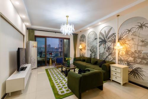 a living room with a couch and a tv at 重庆乐隐江景民宿 in Chongqing