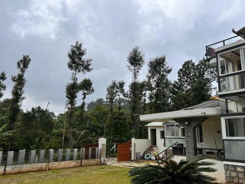 Κήπος έξω από το Luxury Glasshouse Villa In Yercaud