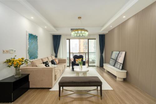 a living room with a couch and a table at 重庆乐隐江景民宿 in Chongqing
