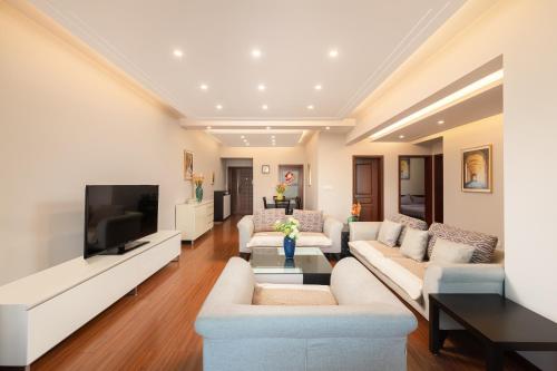 a living room with couches and a flat screen tv at 重庆乐隐江景民宿 in Chongqing