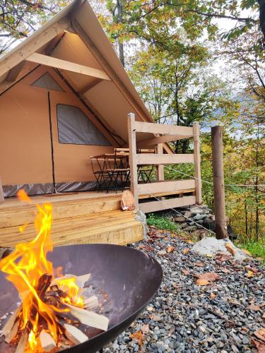 AlbosaggiaにあるLieve Agriglamping Experienceのテント前の火炉