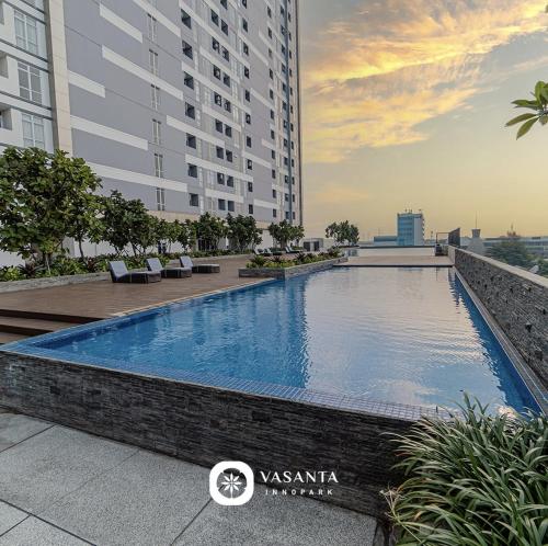 ein Schwimmbad auf dem Dach eines Gebäudes in der Unterkunft Beautifull Vasanta Innopark Apartment 1BR -MM 2100 Cikarang Bekasi in Jarakasta