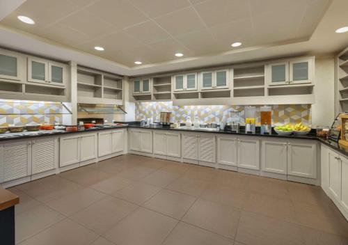 Kuchyň nebo kuchyňský kout v ubytování Hyatt Place Tampa Busch Gardens