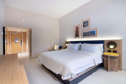 a bedroom with a large bed in a room at Hampton by Hilton Saltillo Zona Aeropuerto in Saltillo