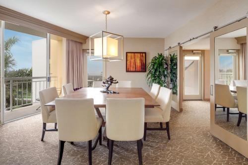 a dining room with a table and chairs at Hilton La Jolla Torrey Pines in San Diego