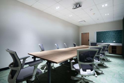 a conference room with a long table and chairs at Hampton by Hilton Saltillo Zona Aeropuerto in Saltillo