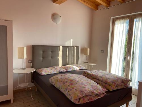 a bedroom with a bed with two pillows on it at Villa Gaia appartamenti con piscina Seeblick in Malcesine
