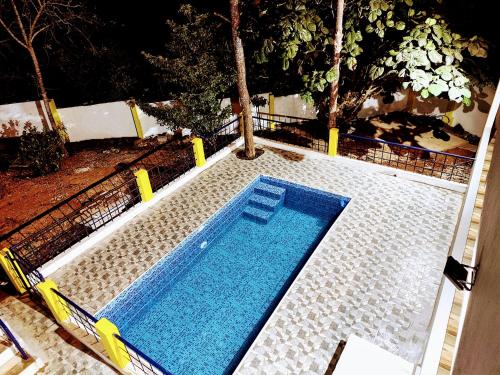 Bazén v ubytování The Ishank Resorts Yercaud Hills nebo v jeho okolí