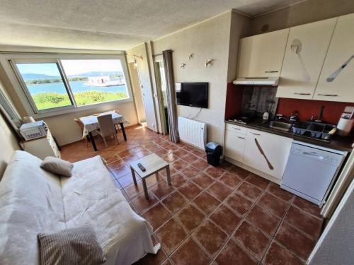 une pièce avec une cuisine et un salon dans l'établissement Résidence Le Cezelly - 2 Pièces 4 couchages PORT LEUCATE MAE-6061, à Leucate