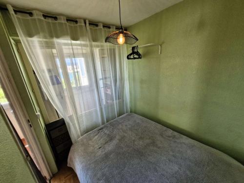 une petite chambre avec un lit et une fenêtre dans l'établissement Résidence Le Cezelly - 2 Pièces 4 couchages PORT LEUCATE MAE-6061, à Leucate