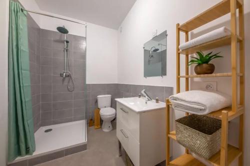 une salle de bain avec une douche, des toilettes et un lavabo dans l'établissement Le rendezvous au jardin des grenoblois, à Grenoble