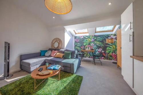 un salon avec un canapé bleu et une table dans l'établissement Le rendezvous au jardin des grenoblois, à Grenoble