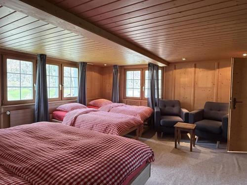 LinthalにあるRevier Weggüetliの窓のある部屋に並んだベッド