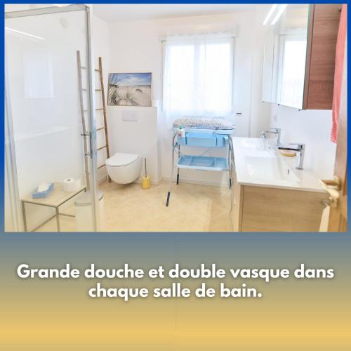 une salle de bain avec une douche, un lavabo et des toilettes dans l'établissement Gîte familial - le Colembertois, à Colembert