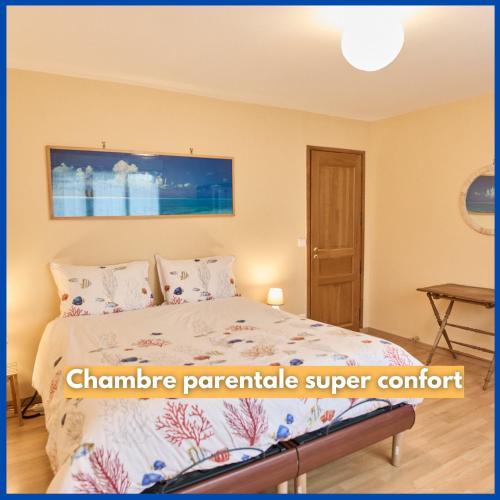 une chambre avec un lit dans une pièce dans l'établissement Gîte familial - le Colembertois, à Colembert