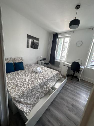 une chambre avec un lit et un bureau et deux fenêtres dans l'établissement L'Alcove City Trip - 2 personnes - Centre ville, à Nancy