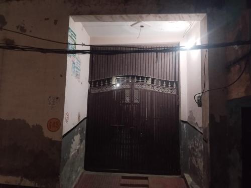 una puerta en un edificio con una puerta en Mohd saleem, en Ghaziabad