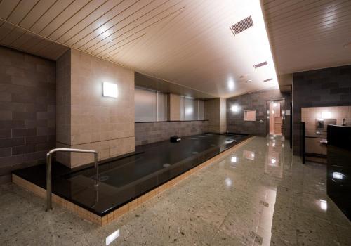 a large bathroom with a large bath tub in the middle at MAIHAMA VIEW HOTEL by HULIC Formerly Tokyo Bay Maihama Hotel in Urayasu