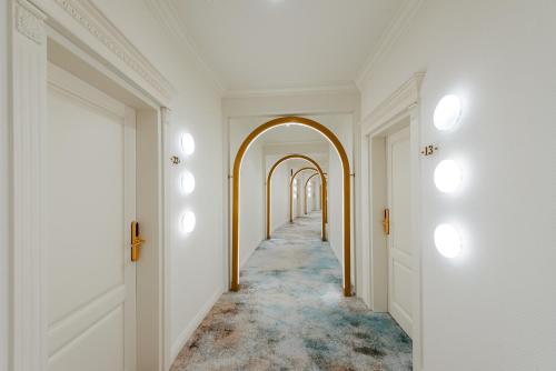 a hallway with an archway in a building at SunGarden Golf & Spa Resort in Cluj-Napoca