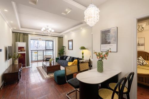 a living room with a couch and a table at 重庆乐隐江景民宿 in Chongqing
