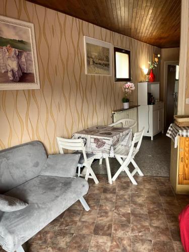 un salon avec une table et un canapé dans l'établissement Residence Royale, Studio avec Terrasse au 6ème étage avec ascenseur, à Brides-les-Bains