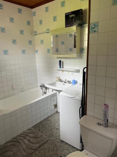 une salle de bain avec une baignoire, des toilettes et un lavabo dans l'établissement Residence Royale, Studio avec Terrasse au 6ème étage avec ascenseur, à Brides-les-Bains