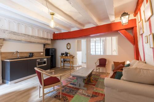 une cuisine et un salon avec un canapé et une table dans l'établissement 24h Au Mans, au Mans