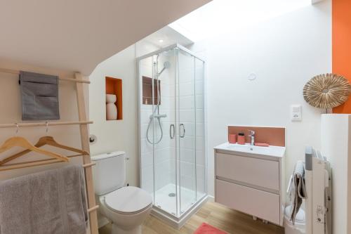 une salle de bain avec une douche, des toilettes et un lavabo dans l'établissement 24h Au Mans, au Mans