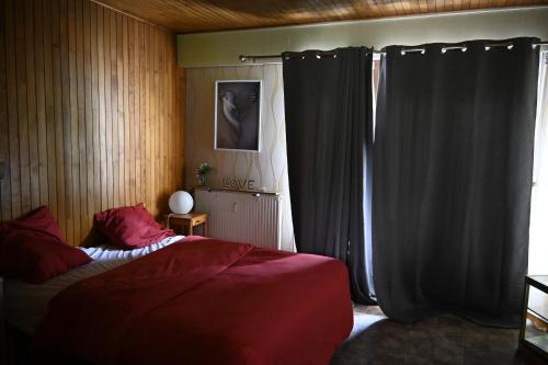 une chambre avec un lit et une fenêtre avec des rideaux dans l'établissement Residence Royale, Studio avec Terrasse au 6ème étage avec ascenseur, à Brides-les-Bains