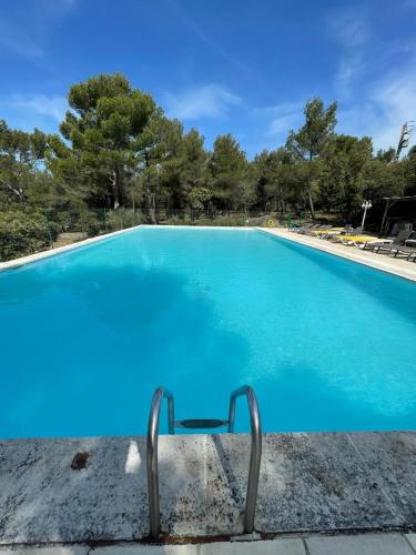 une grande piscine avec de l'eau bleue dans l'établissement Gîte 33 ha Piscine Activités Vue, à Saumane-de-Vaucluse