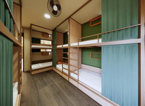 Palanda nebo palandy na pokoji v ubytování Rebel Rooster Hostel