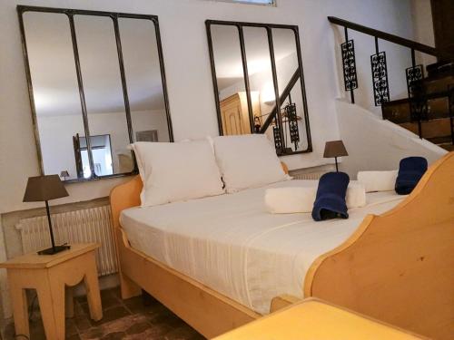 une chambre avec un grand lit avec des oreillers blancs dans l'établissement Gîte 33 ha Piscine Activités Vue, à Saumane-de-Vaucluse