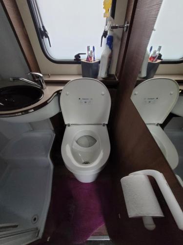 Ένα μπάνιο στο Wohnmobil Hotel Andy y Dairys