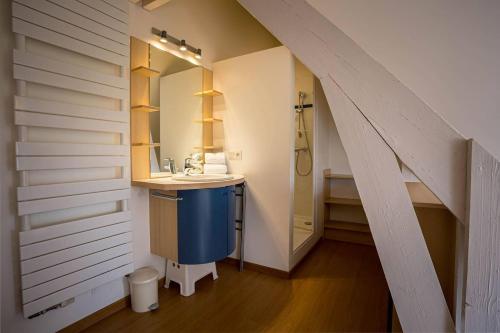 une salle de bain avec un lavabo et une douche dans l'établissement linkin Port of Perros Guirec, à Perros-Guirec