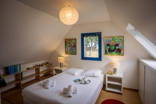 une chambre avec un lit blanc et une fenêtre dans l'établissement linkin Port of Perros Guirec, à Perros-Guirec