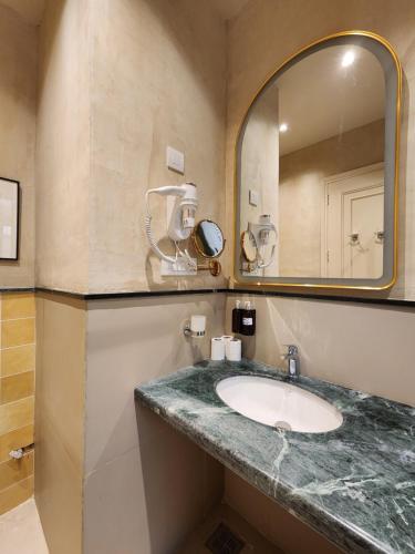 Un baño de JHouse near Bhikaji