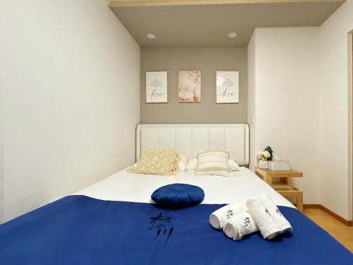 a bedroom with a bed with two towels on it at 桜の川17 JR上野駅3分钟 11人房 4LDK 110平别墅丨Ueno Villa 3 minutes from Ueno Station 11 people in Tokyo