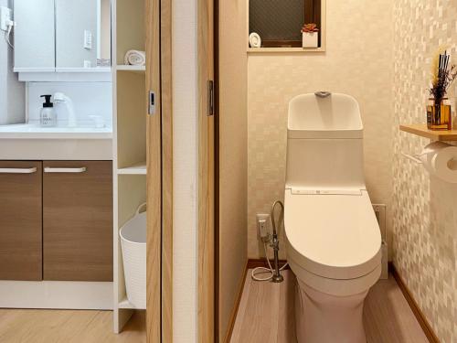 a small bathroom with a toilet and a sink at 桜の川17 JR上野駅3分钟 11人房 4LDK 110平别墅丨Ueno Villa 3 minutes from Ueno Station 11 people in Tokyo