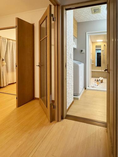 an open door to a room with a kitchen at 桜の川17 JR上野駅3分钟 11人房 4LDK 110平别墅丨Ueno Villa 3 minutes from Ueno Station 11 people in Tokyo