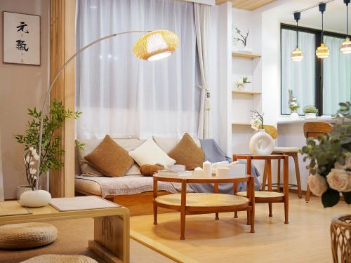a living room with a couch and a table at 桜の川17 JR上野駅3分钟 11人房 4LDK 110平别墅丨Ueno Villa 3 minutes from Ueno Station 11 people in Tokyo