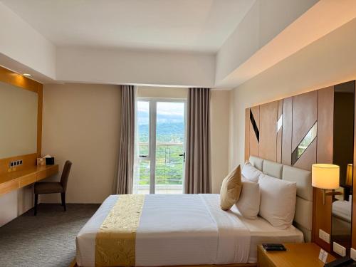 Postel nebo postele na pokoji v ubytování Sotogrande Davao Hotel