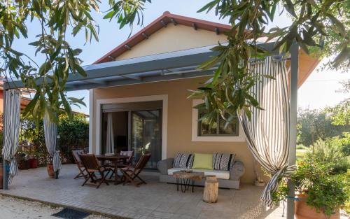 a patio with a couch and a table and chairs at Artist's Loft in Pesádha
