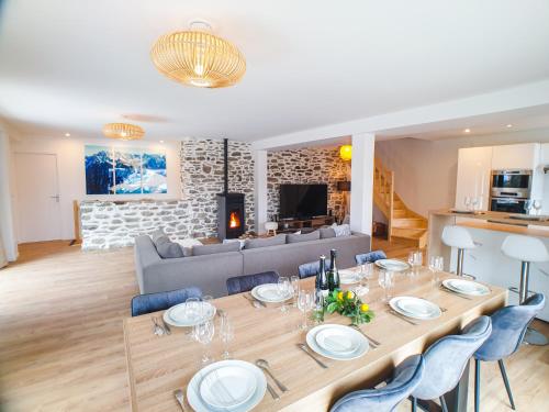 une salle à manger et un salon avec une table et des chaises dans l'établissement Chez Tonton, à La Muraz