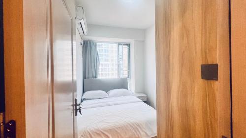 Un ou plusieurs lits dans un hébergement de l'établissement Shenzhen Duowei Luxury Apartment Chegongmiao Branch
