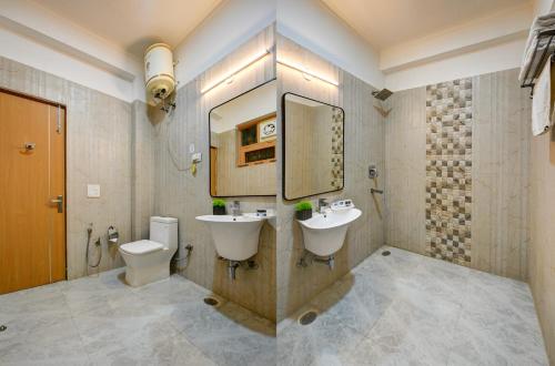 Koupelna v ubytování Aamantran Residency Hotel, Sohna Road, Sector 49, Gurugram