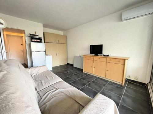 une chambre avec un lit et une télévision dans l'établissement Résidence Quai Aux Fleurs - Studio 4 couchages avec piscine MAE-5391, au Grau-du-Roi