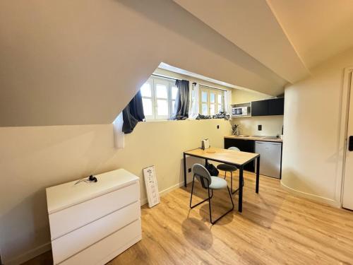 une petite cuisine avec une table et une chaise dans l'établissement Studio cosy avec salle de sport, à Saint-Étienne